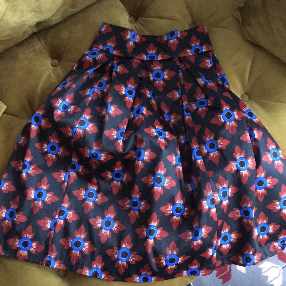 High waist midi silk skirt. Multi colored.
